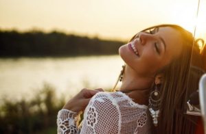 99px_ru_wallpaper_218514_radostnaja_devushka_stoit_u_avto_by_eikonas_painting-e1578223697517