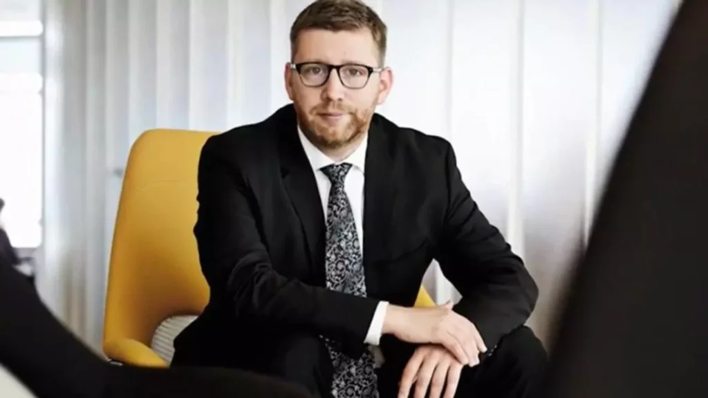 campionul-sinecurilor-cine-este-superbugetarul-cu-11-salarii-pe-luna-din-care-sase-de-la-stat-1043166_3b4575e710