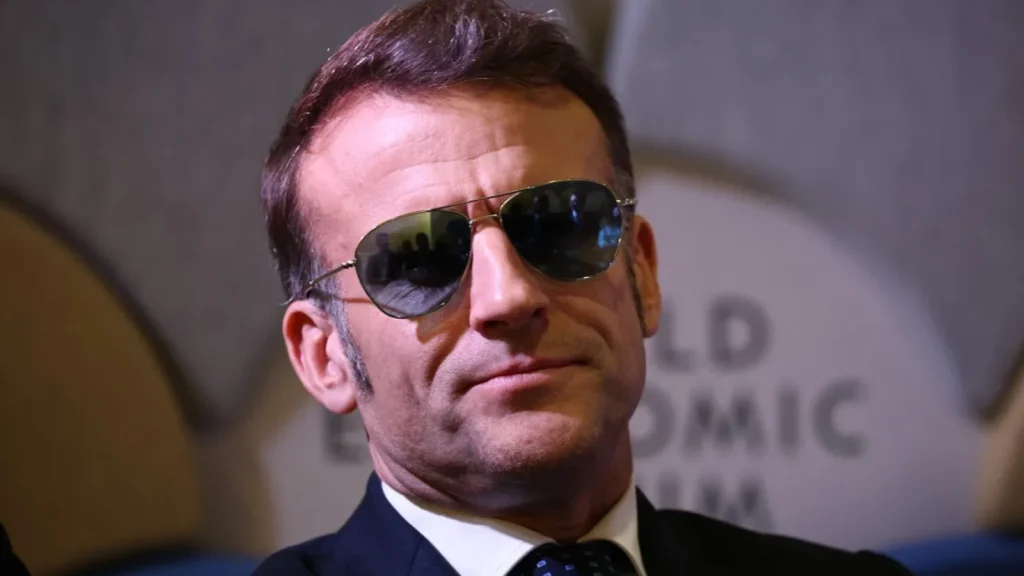 emmanuel-macron_AiolN