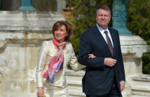 Presedintele Iohannis face lumina in cazul jobului sotiei sale: „Si-a redus norma la jumatate”