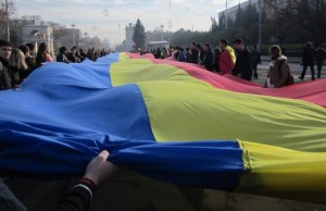 Preşedintele Klaus Iohannis şi premierul Victor Ponta salută marşul unioniştilor din Chişinău