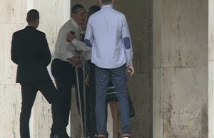 VICTOR PONTA S-A ÎNTORS din Turcia. Premierul, în cârje la Guvern