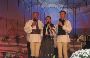 Ce bine arata fata celui mai frumos cantaret de muzica populara! Fiica lui Nicolae Furdui-Iancu e complimentata pentru ca seamana cu tatal ei!