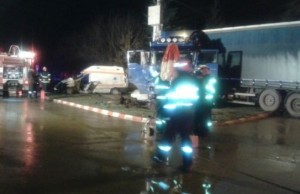 Ciocnire VIOLENTĂ între o ambulanţă şi un taxi în Mehedinţi