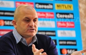 „SANDOI TREZESTE-TE!!! TU NU ANTRENEZI UNIVERSITATEA CRAIOVA!”