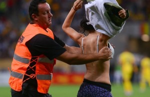 Cine este tânăra care s-a dezbrăcat pe teren la România – Grecia