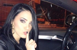 Adelina Pestritu, ilegal de sexy intr-o farmacie! Are cel mai frumos trup din showbiz si… stie asta! Uite-o ce mandra e de abdomenul cu patratele si posteriorul beton!