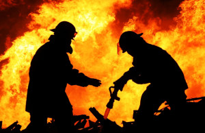 Doljean reținut de polițiști pentru lovire, violare de domiciliu şi distrugere