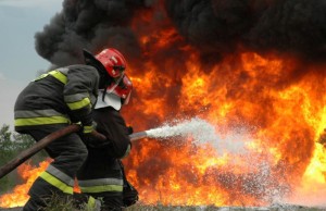 TRAGEDIE în Dolj. Un bărbat şi-a incendiat soţia şi cele două fiice