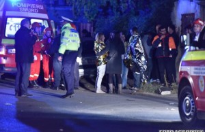 Incident în această seară în faţa Clubului Colectiv. Un tânăr a fost luat de ambulanţă