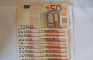 Dolj: Minoră cercetată după ce ar fi furat peste 2.000 de euro şi 14.000 de lei