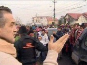 Peste tot pe unde merge, Gigi Becali imparte bani la saraci! Il doare sufletul daca nu ii ajuta pe nevoiasi!