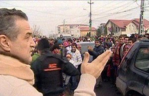 Peste tot pe unde merge, Gigi Becali imparte bani la saraci! Il doare sufletul daca nu ii ajuta pe nevoiasi!