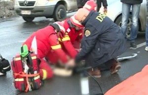 Raed Arafat, surprins în timp ce ajuta victima unui accident rutier