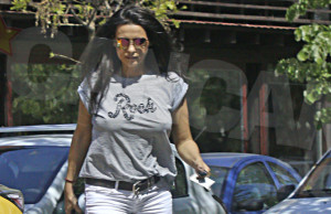 Iubita lui Ştefan Bănică Jr. ştie cum să ţină aprins focul pasiunii. LAVINIA şi-a „uitat“ sutienul acasă!