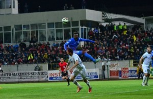 Alb-albaştrii luptă, conducerea îi „faultează”