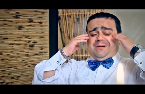 Ce i-au făcut unui om al străzii cămătarii care l-au terorizat pe Adi Minune! Nimeni nu i-a mai văzut într-o asemenea ipostază!