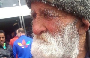 Cumplit. Moş Pătru a fost dus să cerşească la Londra. Ce se întâmplă acum cu bătrânul de 79 de ani