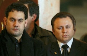 Cine îi ţine „legaţi” pe fraţii Dolănescu! Îi ţine aşa cel puţin până la toamnă