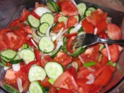 Atenţie! Nu este bine să mâncăm roşii cu castraveţi. Până acum nu s-au ştiut motivele