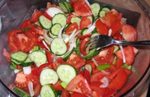 Atenţie! Nu este bine să mâncăm roşii cu castraveţi. Până acum nu s-au ştiut motivele