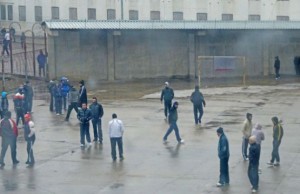 Stare de alertă la Penitenciarul Craiova! Deţinuţii au dat foc celulelor