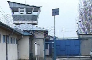 Un pușcăriaș a făcut infarct din cauza caniculei. Colegii de suferință au intrat în greva foamei pentru o ”gură” de aer