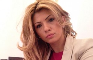 „Sexy-poliţista” care îi „ardea” pe turci a luat o decizie neaşteptată! Şi-a lăsat mască prietenii