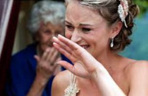 Fratele miresei a oprit nunta și a ieșit. Invitații, șocați. Când s-a întors, toți erau în lacrimi