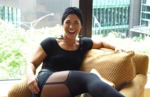 Cum arata femeia care sparge pepeni cu coapsele .Nu crezi ca e posibil pana nu vezi cu ochii tai!