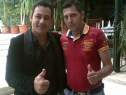 Ionut Petrescu, presupusul fiu al lui Ion Dolanescu, invarte shaorma cu ceasul de 2000 de euro la mana, primit cadou de la Ionut Dolanescu. Imagini inedite cu „fiul ratacitor” al Dolanestilor, disperat sa isi afle adevaratele origini