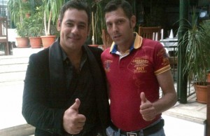 Ionut Petrescu, presupusul fiu al lui Ion Dolanescu, invarte shaorma cu ceasul de 2000 de euro la mana, primit cadou de la Ionut Dolanescu. Imagini inedite cu „fiul ratacitor” al Dolanestilor, disperat sa isi afle adevaratele origini