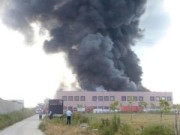 Incendiu de la fabrica de incaltaminte din Jilava, in care un pompier si-a pierdut viata, s-a reaprins in aceasta dimineata