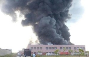 Incendiu de la fabrica de incaltaminte din Jilava, in care un pompier si-a pierdut viata, s-a reaprins in aceasta dimineata