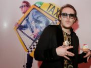 Drama secreta a cantaretului What’s UP! E aproape orb, nu vede la doi pasi de el! Artistul are o deficienta severa de vedere si dioprii de -15