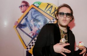 Drama secreta a cantaretului What’s UP! E aproape orb, nu vede la doi pasi de el! Artistul are o deficienta severa de vedere si dioprii de -15