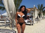 O mai ţii minte pe ELENA IONESCU? Cum arată fosta solistă de la MANDINGA în costum de baie