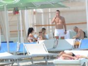 Dorin Cocos, distant cu noua lui iubita! A ignorat-o total pe tanara care seamana cu Elena Udrea! Au stat amandoi la plaja, dar parca nici n-ar fi venit impreuna!