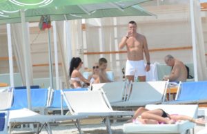 Dorin Cocos, distant cu noua lui iubita! A ignorat-o total pe tanara care seamana cu Elena Udrea! Au stat amandoi la plaja, dar parca nici n-ar fi venit impreuna!