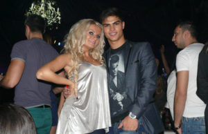 La fix un an de la nunta cu ”Prinţesa pietrişului”, musculosul trăieşte periculos. S-a jucat cu o blondă până l-au luat transpiraţiile!