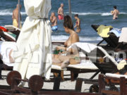 Loulou face ”valuri” la mare. Iubita lui Lazarus, topless corespunzător!