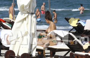 Loulou face ”valuri” la mare. Iubita lui Lazarus, topless corespunzător!