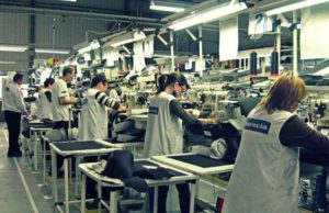 Cum își bate joc o multinațională de români. Mărturii dureroase ale angajaților Faurecia: sclavagism și bătaie de joc în schimbul unui salariu minim