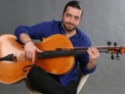 Speriat de descinderea mascaților, un artist celebru a căzut de la etaj și e internat acum la terapie intensivă