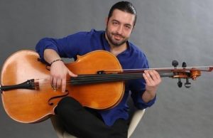 Speriat de descinderea mascaților, un artist celebru a căzut de la etaj și e internat acum la terapie intensivă