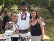 Doi olandezi s-au căsătorit la stână în straie tradiționale românești