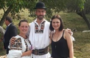 Doi olandezi s-au căsătorit la stână în straie tradiționale românești