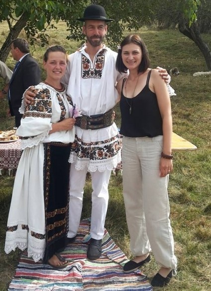 Doi olandezi s-au căsătorit la stână în straie tradiționale românești