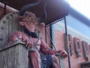 Parc de distracții pentru copii în București, străjuit de statuia diavolului, în triplu exemplar. Iulian Capsali: Simțiți-vă bine, diavolul e cu copiii, în parc!