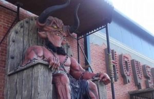 Parc de distracții pentru copii în București, străjuit de statuia diavolului, în triplu exemplar. Iulian Capsali: Simțiți-vă bine, diavolul e cu copiii, în parc!